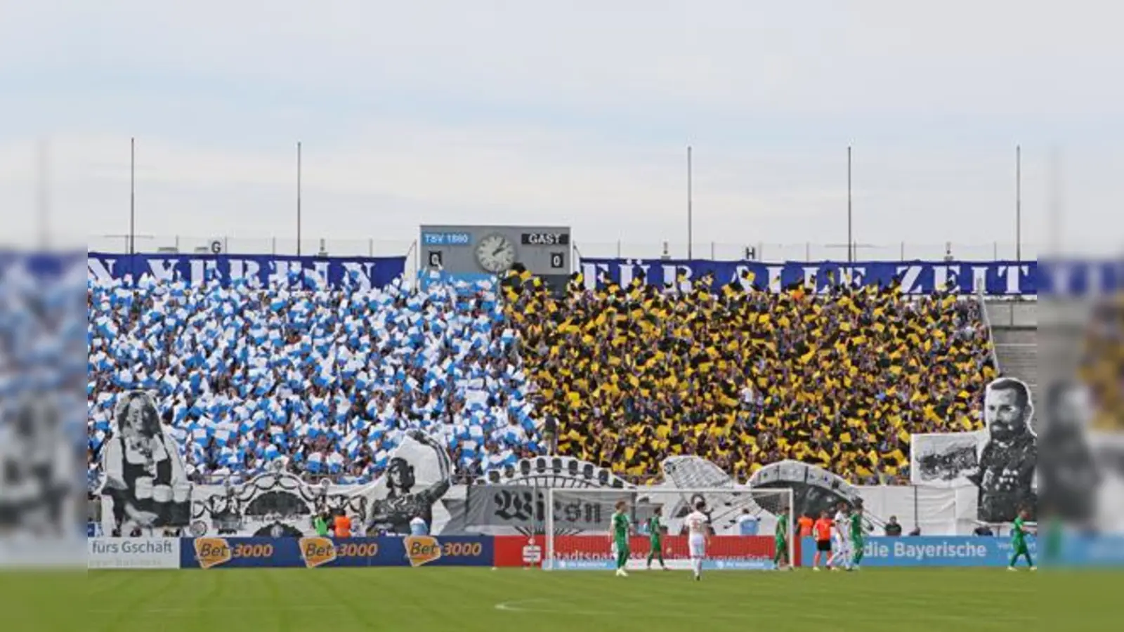 Fahnenmehr in der Westkurve: Wiesn-Choreo der Löwenfans.  (Foto: Anne Wild)