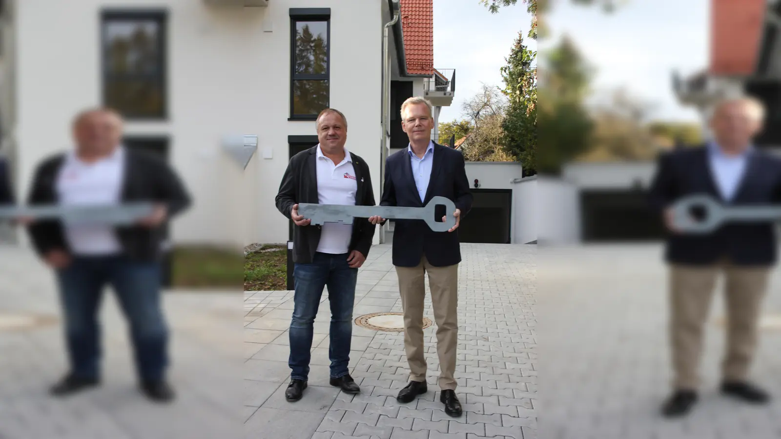 Grünwalds Bürgermeister Jan Neusiedl (r.) bekam vom Bauunternehmer Andreas Kolbinger den offiziellen Schlüssel zum kommunalen Wohnbauprojekt überreicht. (Foto: Heike Woschee)