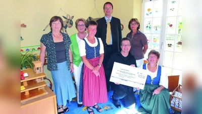 Scheckübergabe: v.l. Hilde Schaich, Uta Wildner und Rosemarie Deimel vom Kinderpark, Germerings Oberbürgermeister Andreas Haas, Fußpfleger Dieter Axmann, Eva-Maria Meier vom Kinderpark und Schreibwarenhändlerin Wilhelmine Wilpert. (Foto: PI)