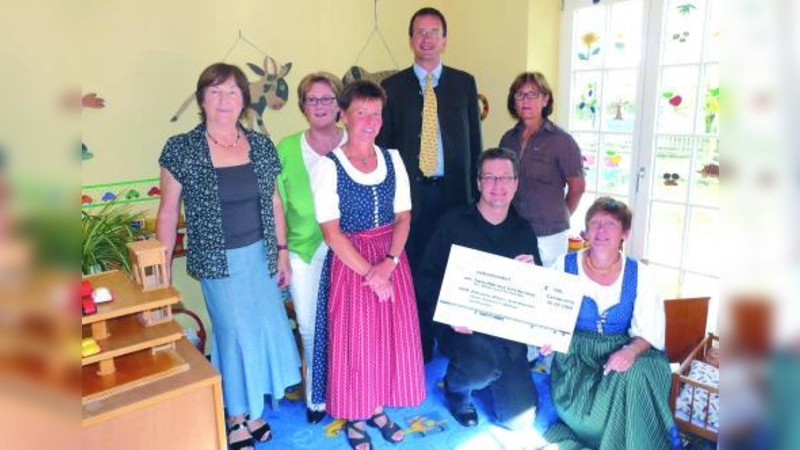 Scheckübergabe: v.l. Hilde Schaich, Uta Wildner und Rosemarie Deimel vom Kinderpark, Germerings Oberbürgermeister Andreas Haas, Fußpfleger Dieter Axmann, Eva-Maria Meier vom Kinderpark und Schreibwarenhändlerin Wilhelmine Wilpert. (Foto: PI)