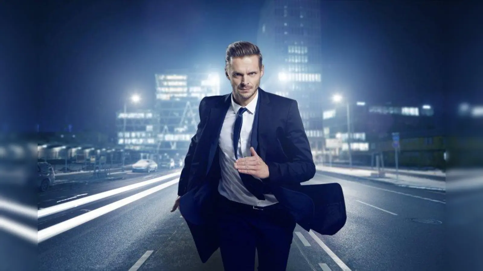 Florian Schroeder spannt in seinem neuen Programm den Bogen von großer Weltpolitik bis zu den kleinen Fragen des Alltags. (Foto: Frank Eidel)