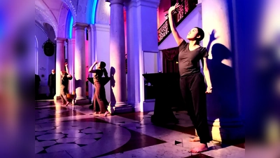 Das Münchner Künstlerhaus präsentiert zur Langen Nacht der Museen tanzende Kunstwerke in historischem Ambiente, eine Tanzinstallation.  (Foto: © Münchner Künstlerhaus Stiftung )