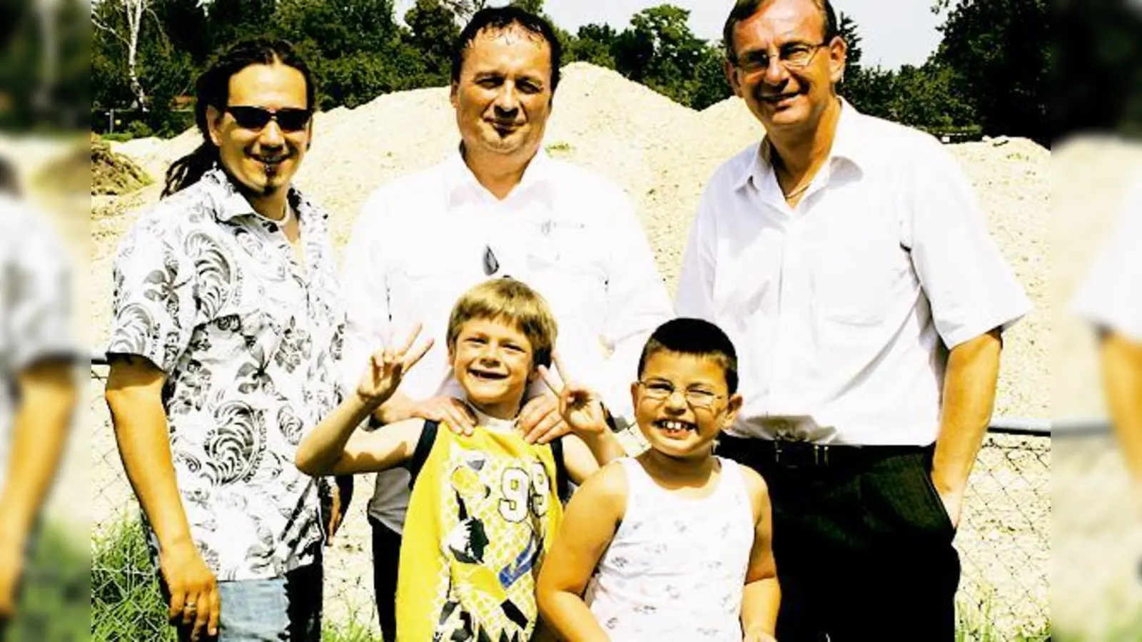 Freuen sich über die noch im Bau befindlichen neuen Räume: (hinten) Tim Rauchhaus, Pressesprecher Wolfgang Büscher und Bernd Siggelkow (v.l.) sowie Robby und Milano, zwei der 60 Kinder der »Arche«.	 (Foto: bm)