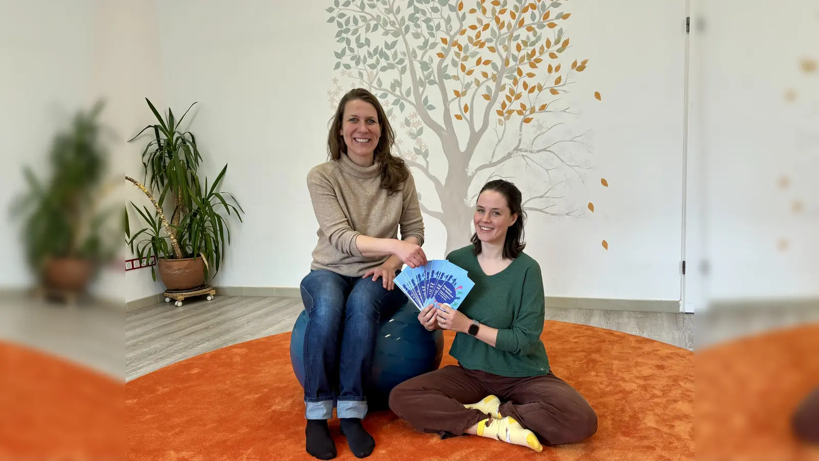 Annette Schenk und Charlotte Schumacher (v.l.) gehören zum Team der „FamilienZeit Pasing“. (Foto: Ulrike Seiffert)