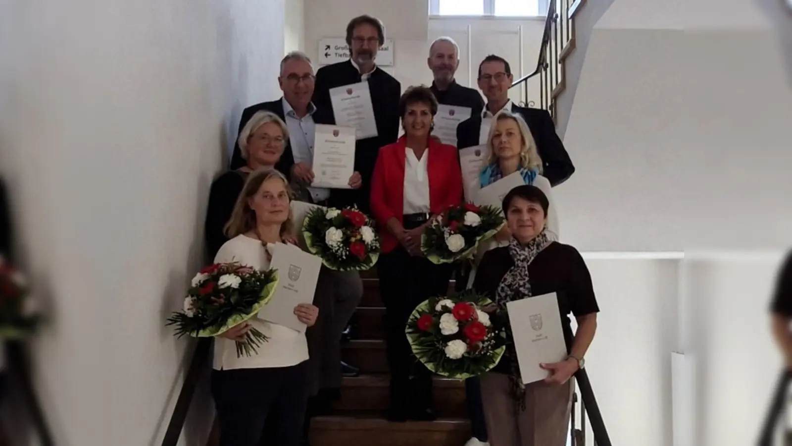 Weilheims Zweite Bürgermeisterin Angelika Flock (2. Reihe Mitte) ehrte Mitarbeiterinnen und Mitarbeiter (unten von links): Johanna Davis, Marina Leis, (Mitte von links) Andrea Lüdtke, Hannelore Viviani sowie (oben von links) Erster Bürgermeister Markus Loth, Josef Dichtl, Roland Friedl und Christoph Scharf. (Foto: Stadt Weilheim)