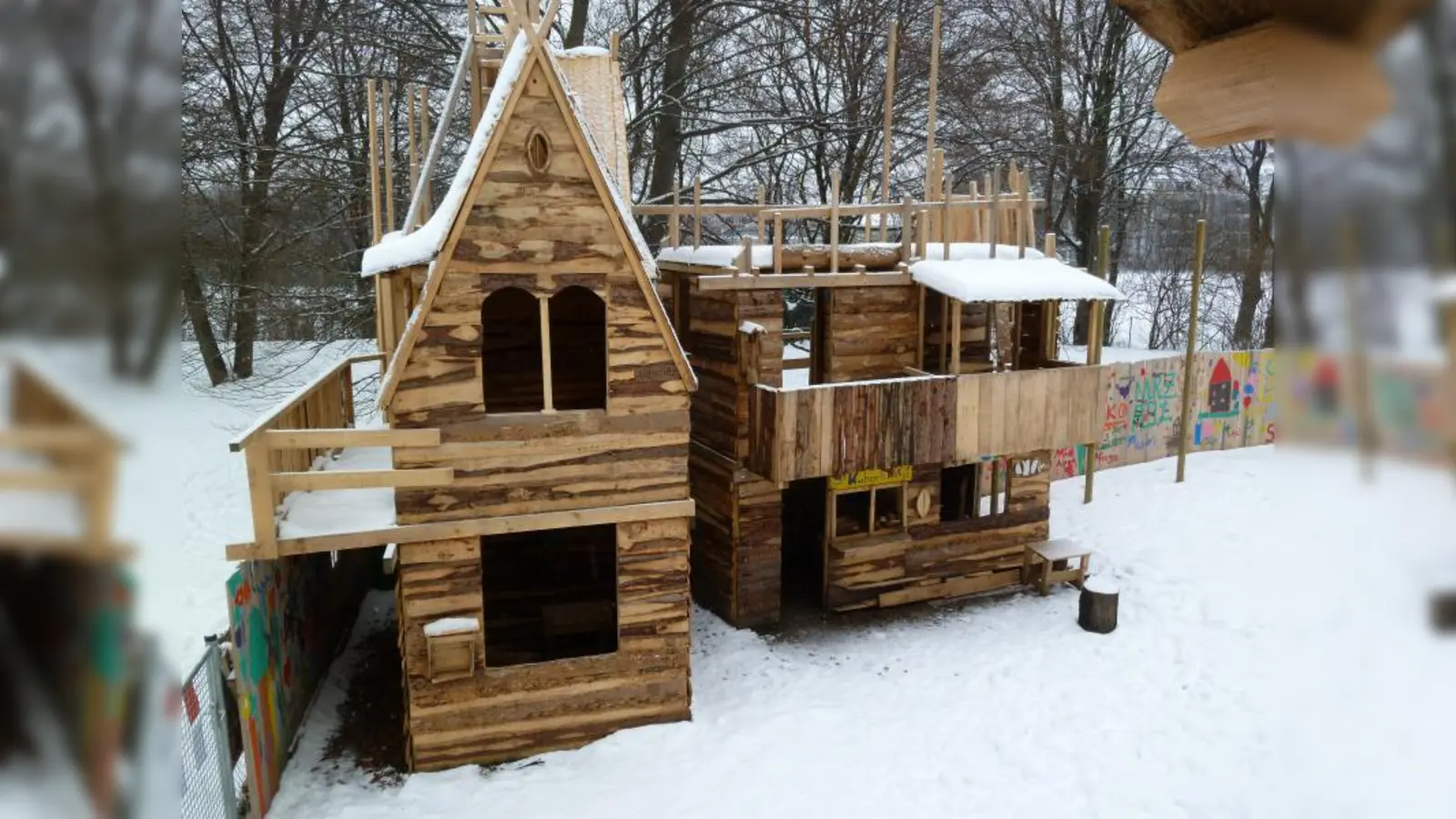In nur wenigen Monaten haben Laimer Kinder den Abenteuerspielplatz am Jugendzentrum mit Holzhäuschen bebaut und sich eigene Spielräume erschaffen. (Foto: BK)