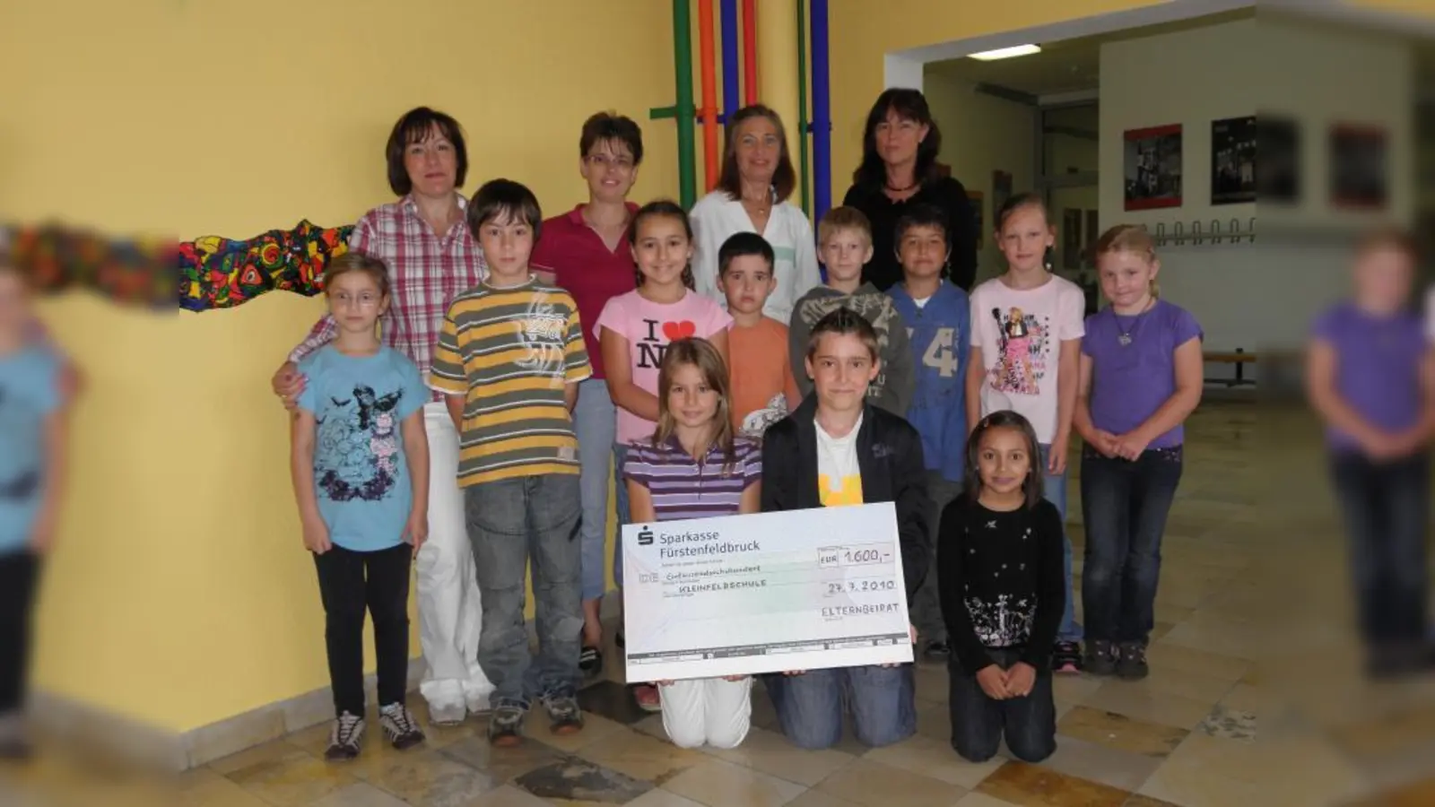 Hintere Reihe v.l.: Andrea Braun (Vorsitzende des Elternbeirats),  Dagmar Pfann (stellvertretende Vorsitzende des Elternberiates), Elisabeth Mucha (stellvertretende Schulleiterin) und Anita Bock (Schulleiterin), erhalten zusammen mit den Schülern der Kleinfeldschule die 1600€ Spende. (Foto: pi)