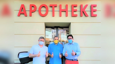 Dr. Roland Lang (Ungerer-Bad-Apotheke), Karl Heller (Abteilungsleiter Handball MTSV Schwabing e.V.) und Ralph Laves (Feilitzsch-Apotheke). (Foto: MTSV)