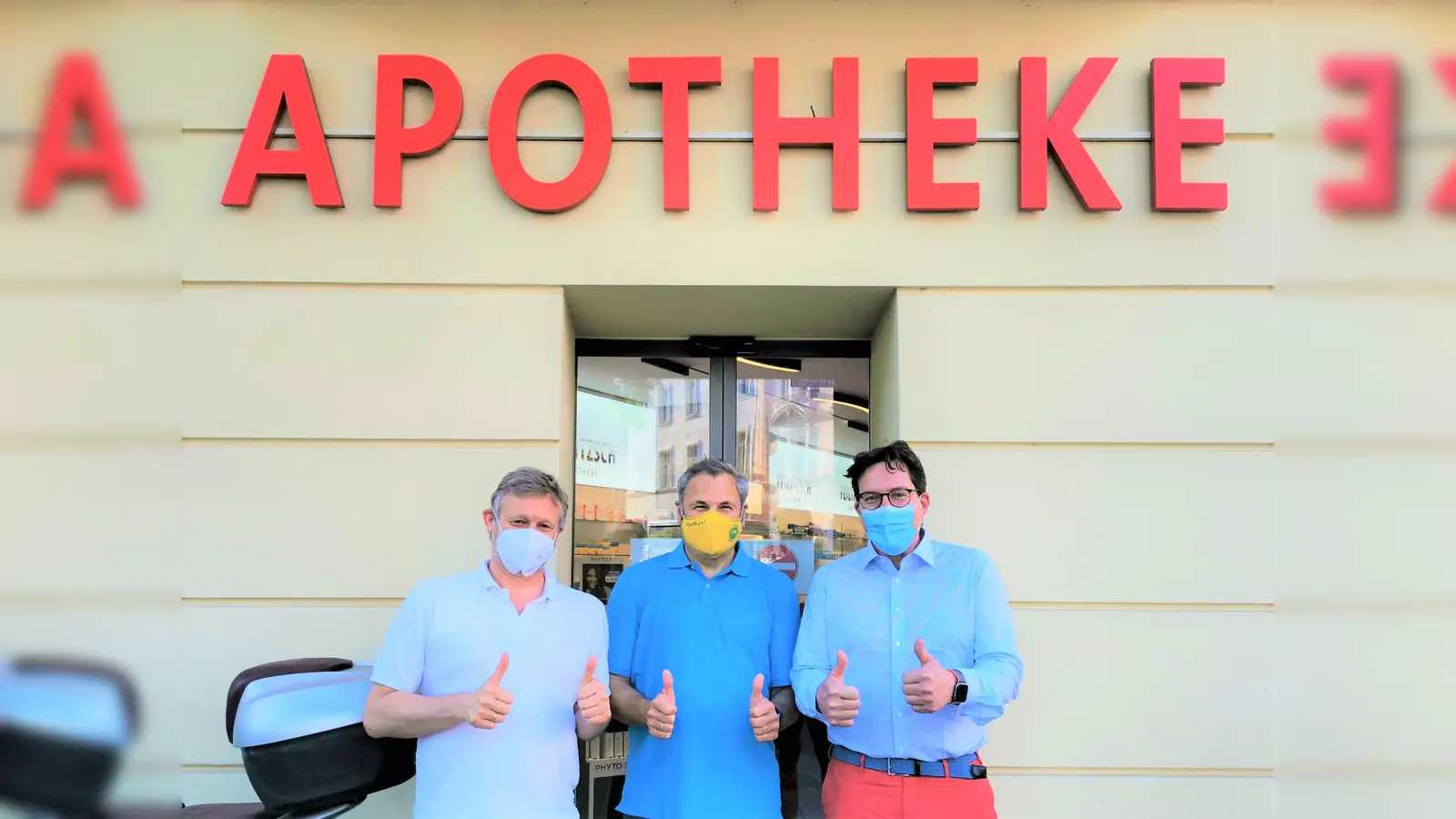 Dr. Roland Lang (Ungerer-Bad-Apotheke), Karl Heller (Abteilungsleiter Handball MTSV Schwabing e.V.) und Ralph Laves (Feilitzsch-Apotheke). (Foto: MTSV)