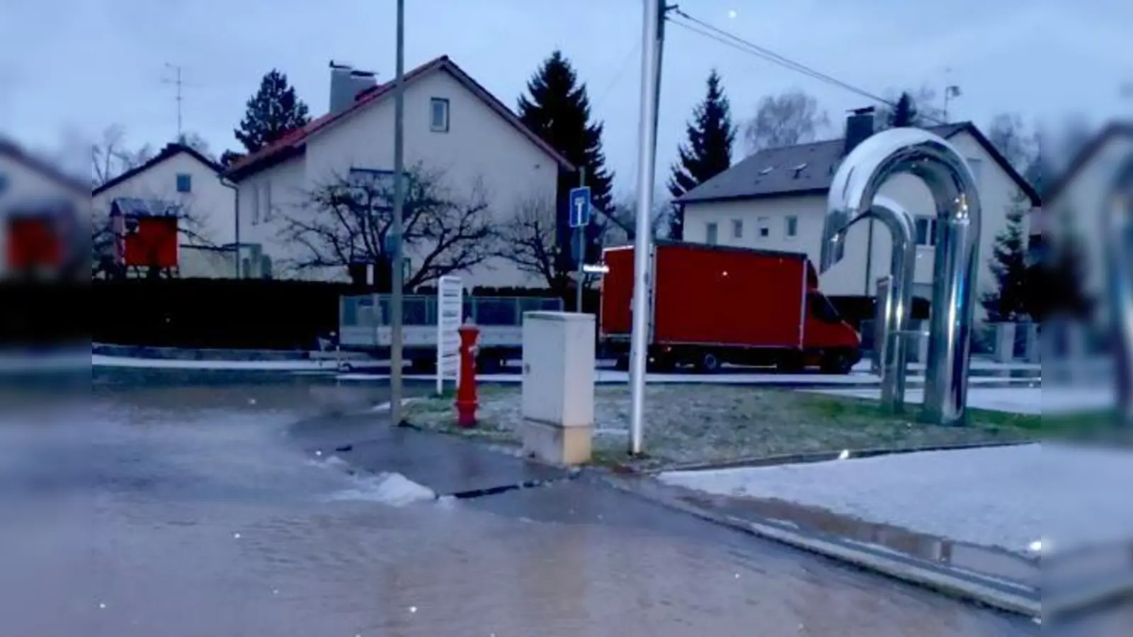Mit großer Wucht drückte das Wasser in der Kreuzstraße nach oben. 	 (Foto: FFW Feldkirchen)