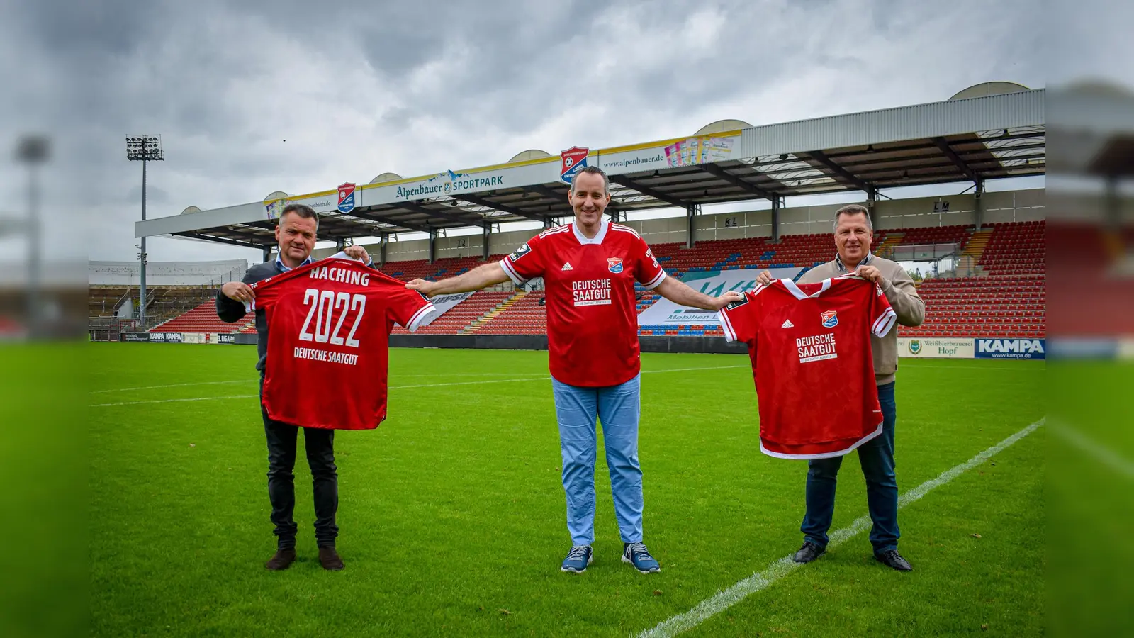 Der Präsident der SpVgg Unterhaching, Manfred Schwabl, der Geschäftsführer MFG Deutsche Saatgut GmbH Christian Gaisböck und Vize-Präsident Peter Wagstyl (v.l.) präsentieren das neue Trikot. (Foto: SpVgg Unterhaching)