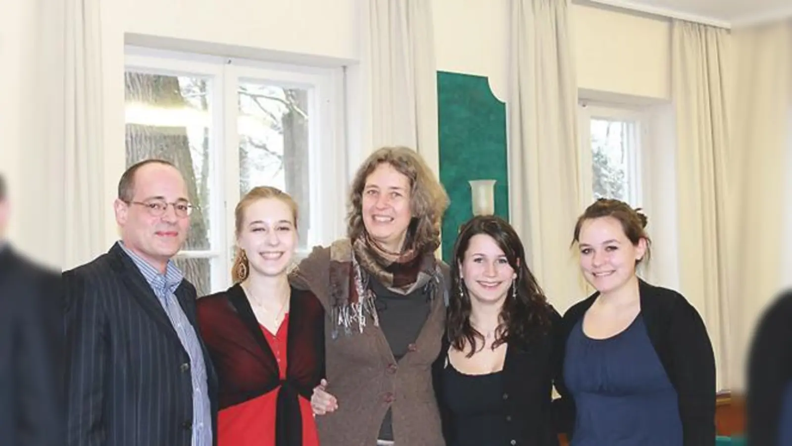 Strahlende Sieger: Silja Ronschke (2.v.r.) und Christina Schutz (2.v.l.) mit ihrer Lehrerin Stephanie Münkel (Mitte), Schulleiter Robert Jobst-Förster und Melinda Dzierzon. 	 (Foto: privat)