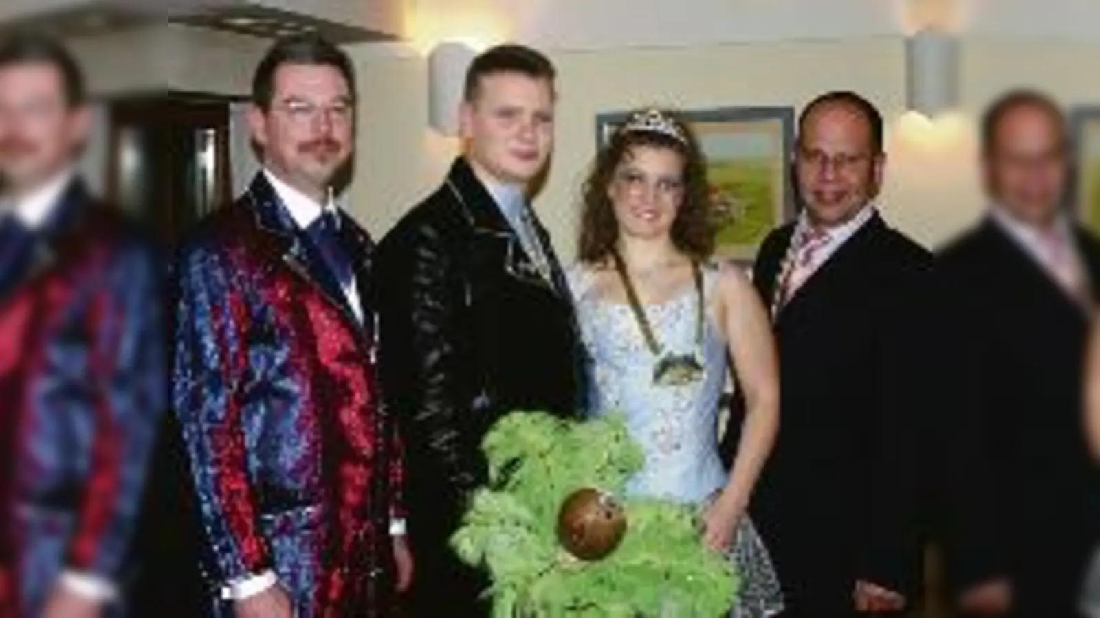 Spaß ist eine ernste Sache, das wissen auch Alexander Reissl (Faschingsprinz 2005), Michael I., Stephanie I. und MFC-Präsident Roger Fahrbach (v. li.).	  (Foto: aw)