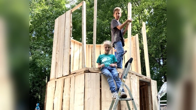 Mit Elan bei der Sache: Beim Ferienprogramm im Jugendhaus an der Würm wird gehämmert, geschraubt, gewerkelt, gebastelt und gemalt. (Foto: Freizi)