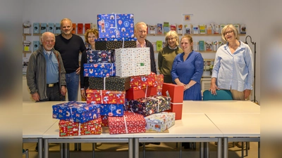 Geschenkpäckchen für Kinder in Osteuropa: Der Lions-Club hat sich wieder an der Aktion „Weihnachten im Schuhkarton” beteiligt. (Foto: Von Fürstenberg)