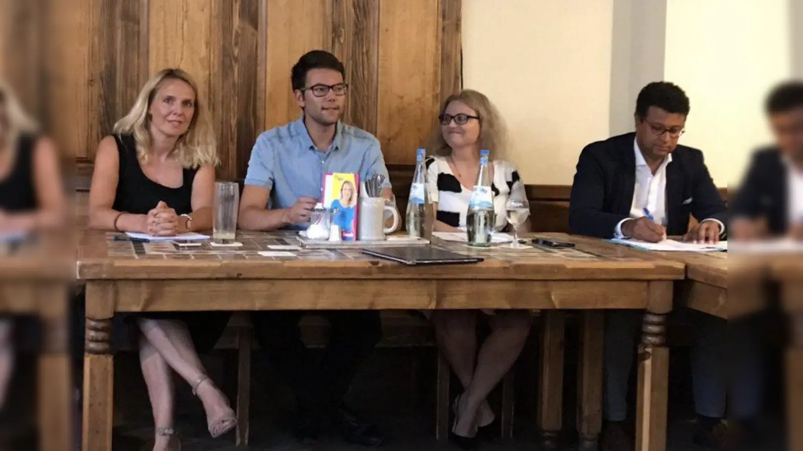 Diskutierten über Meinungsfreiheit (von links): Julika Sandt (FDP-Landtagskandidatin), Roland Reif (Vorsitzender JuLis München), Nadja Hirsch Vorsitzende der FDP im Europäischen Parlament) sowie Dennis Amour (Geschäftsführer des Bayerischen Journalistenverbandes). (Foto: FDP)