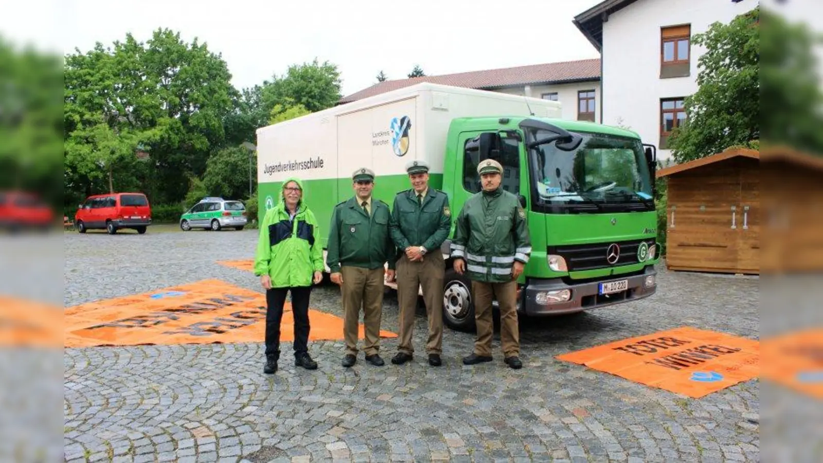 Demo mit totem Winkel: Roman Brugger (l.) brachte die Verkehrserziehung der Polizei München zur Auftaktveranstaltung. V.r. Bernd Halckenhäußer von der PI Planegg, Markus Lahm und Christoph Dreyer. (Foto: US)