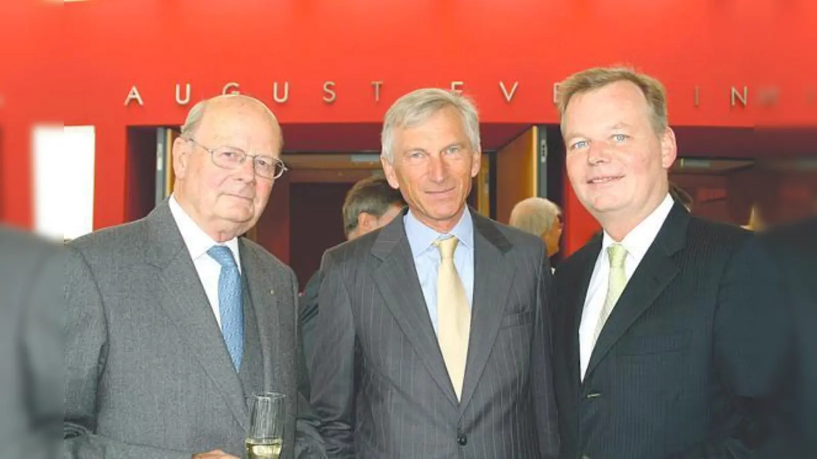 Im Rahmen des 20-jährigen Jubiläums übergab (v. l.) Präsident Hasso Freiherr von Uslar-Gleichen sein Amt an Dr. Frank Stenner. Bürgermeister Jan Neusiedl gratulierte herzlich.	 (Foto: hol)