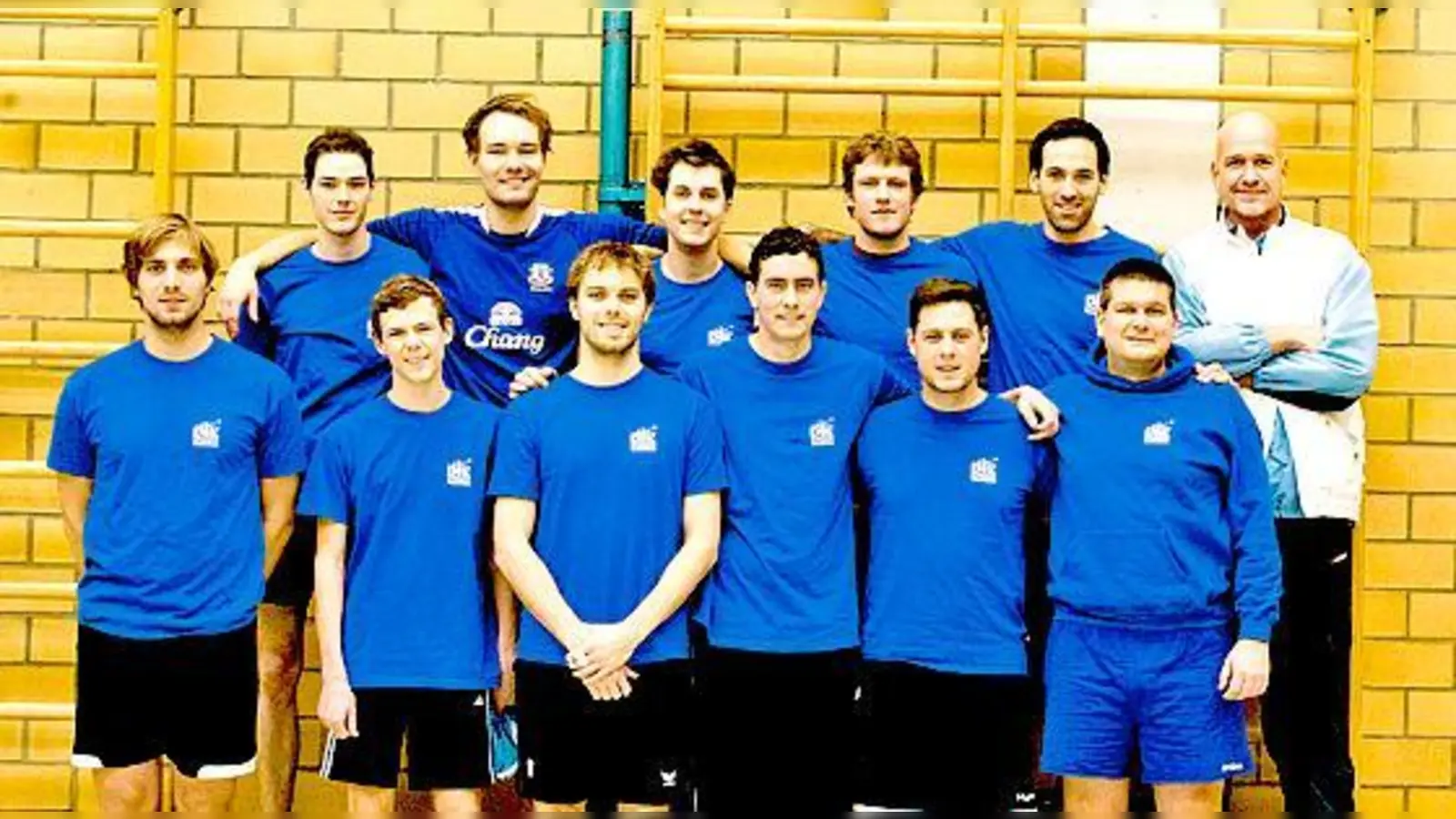 Erste Herrenmannschaft DJK Sportbund München-Ost mit ihrem Trainer Powi Hoffmann.	 (Foto: Privat)