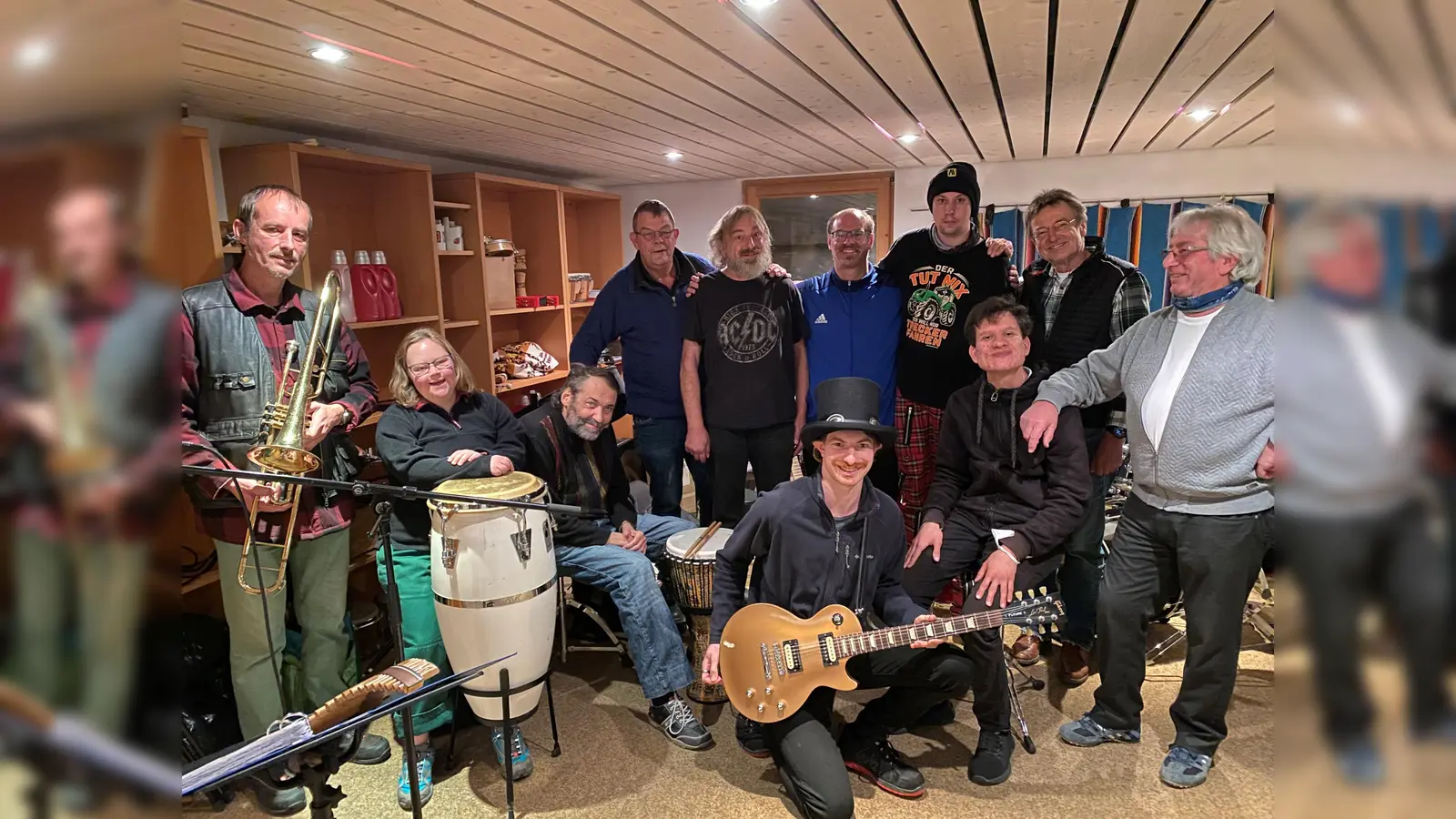 Die Inklusionsband „Das rote Motorrad” spielt mit großer Leidenschaft. Die Musiker aus Steinhöring freuen sich über Auftrittsmöglichkeiten.  (Foto: Gabriele Heigl/KFJ)