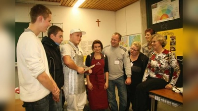 Viele Würmtaler Handwerksbetriebe und Dienstleister stellten sich und ihren Berufsstand vor, wie auch die Metzgerei Augenthaler, die auf der Berufsmesse ganz besonders viel Zuspruch fand. V.l. die Schüler Nicholas und Fritz, Azubi Rafael Würmseher und Oksanna Gremm, Dieter und Susanne Augenthaler sowie Martina Behr und Monika Weikert von der Schulleitung. (Foto: US)