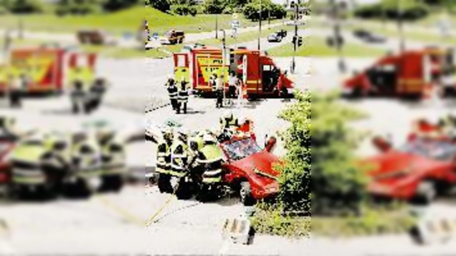 Mit einer hydraulischen Zange befreiten die Feuerwehrleute die eingeklemmte Frau.	 (Foto: FFW)
