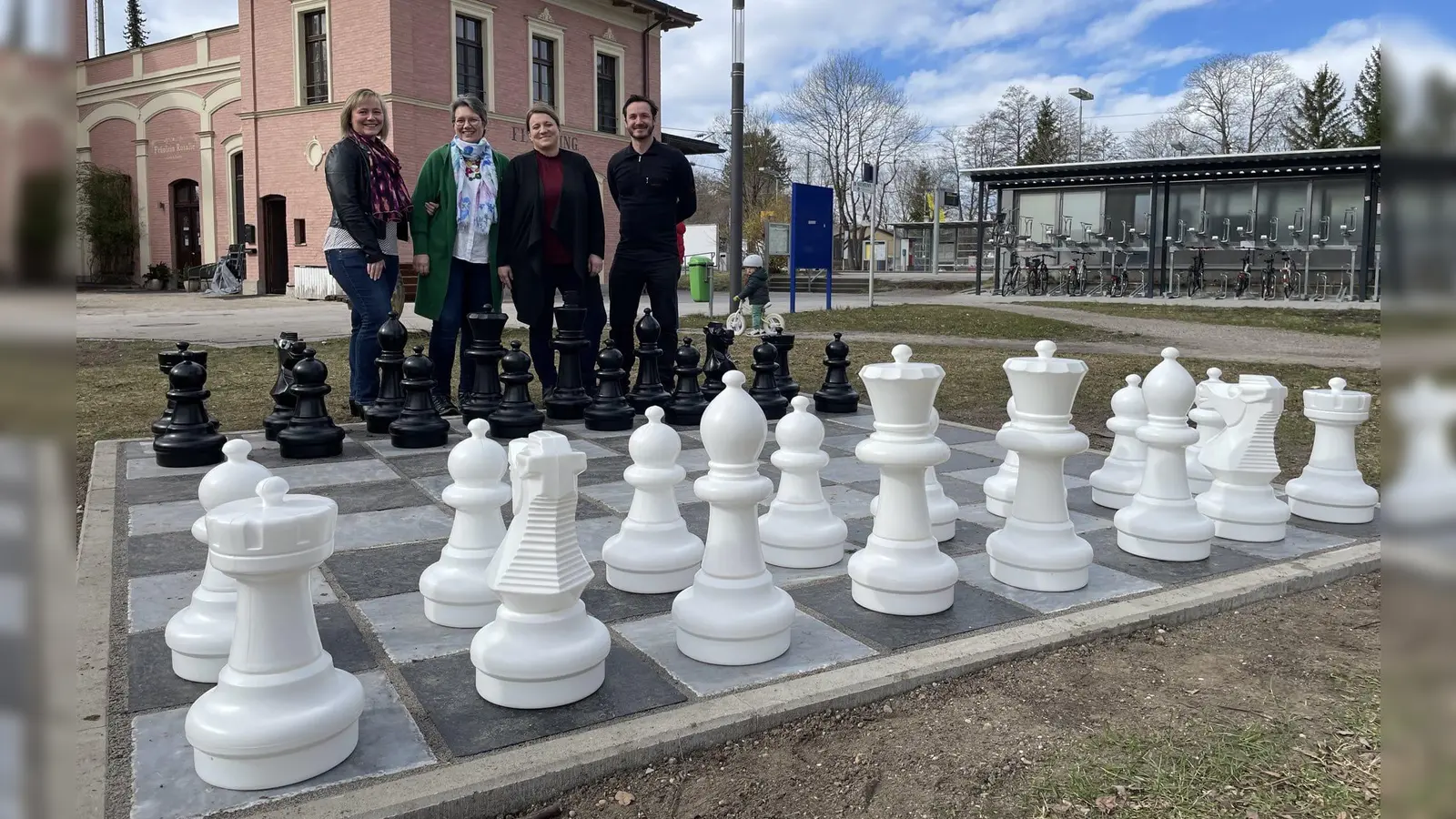Freuen sich über das neue Schachspiel (von links): Peggy Franze, Heidrun Walter, Sophie Langer und Marvin Binnig vom Verschönerungsverein Feldafing.  (Foto: Verschönerungsverein Feldafing)