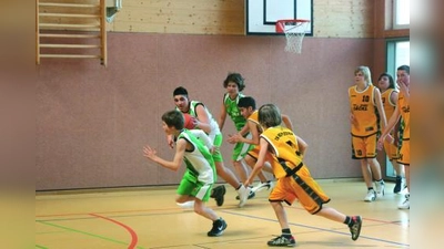 Die U 14 des DJK Sportbund München gegen den TV Hilpoltstein: Felix Scholtes, Erhan Yildirim (mit Ball) und Dennis Pavlicek (v.l.) im Angriff. (Foto: H. Handwerker)