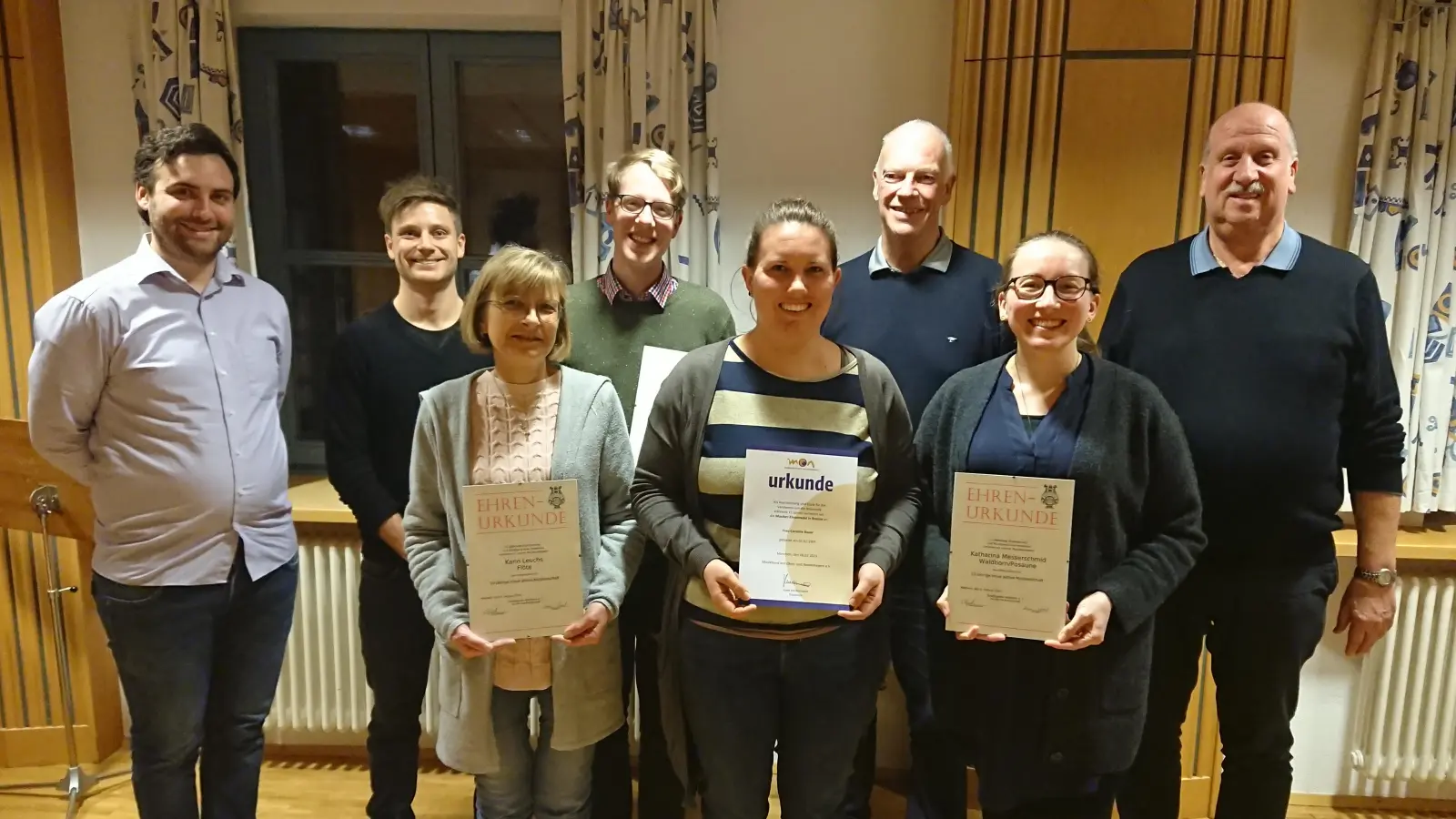 Der 1. Dirigent Anian Schwab (links) und der 1. Vorstand Johannes Reindl (zweiter von links) freuten sich mit den geehrten Mitgliedern (von links) Karin Leuchs, Dr. Thibaud Messerschmid, Caroline Bauer, Reinhold Baier, Dr. Katharina Messerschmid sowie Max Kriesmair. (Foto: Stadtkapelle Weilheim)