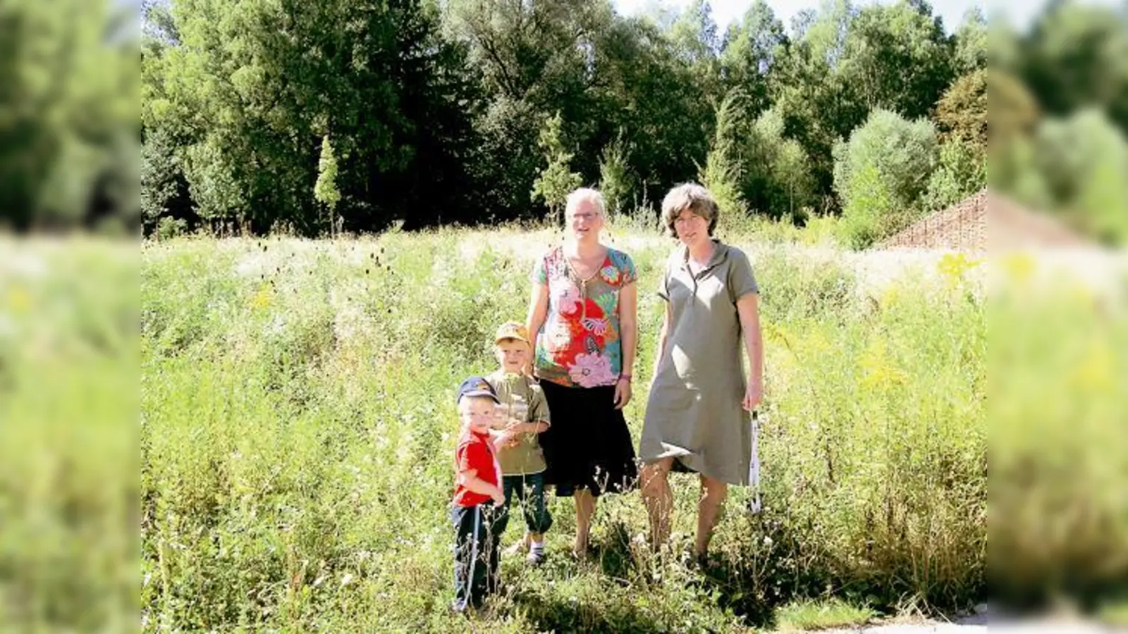 Britta Kubat-Galuschky (links) inspiziert mit Barbara Wieberger-Rieder und ihren Söhnen Timo und Lukas schon  einmal ihren »Lieblingsstandort«.	 (Foto: sd)