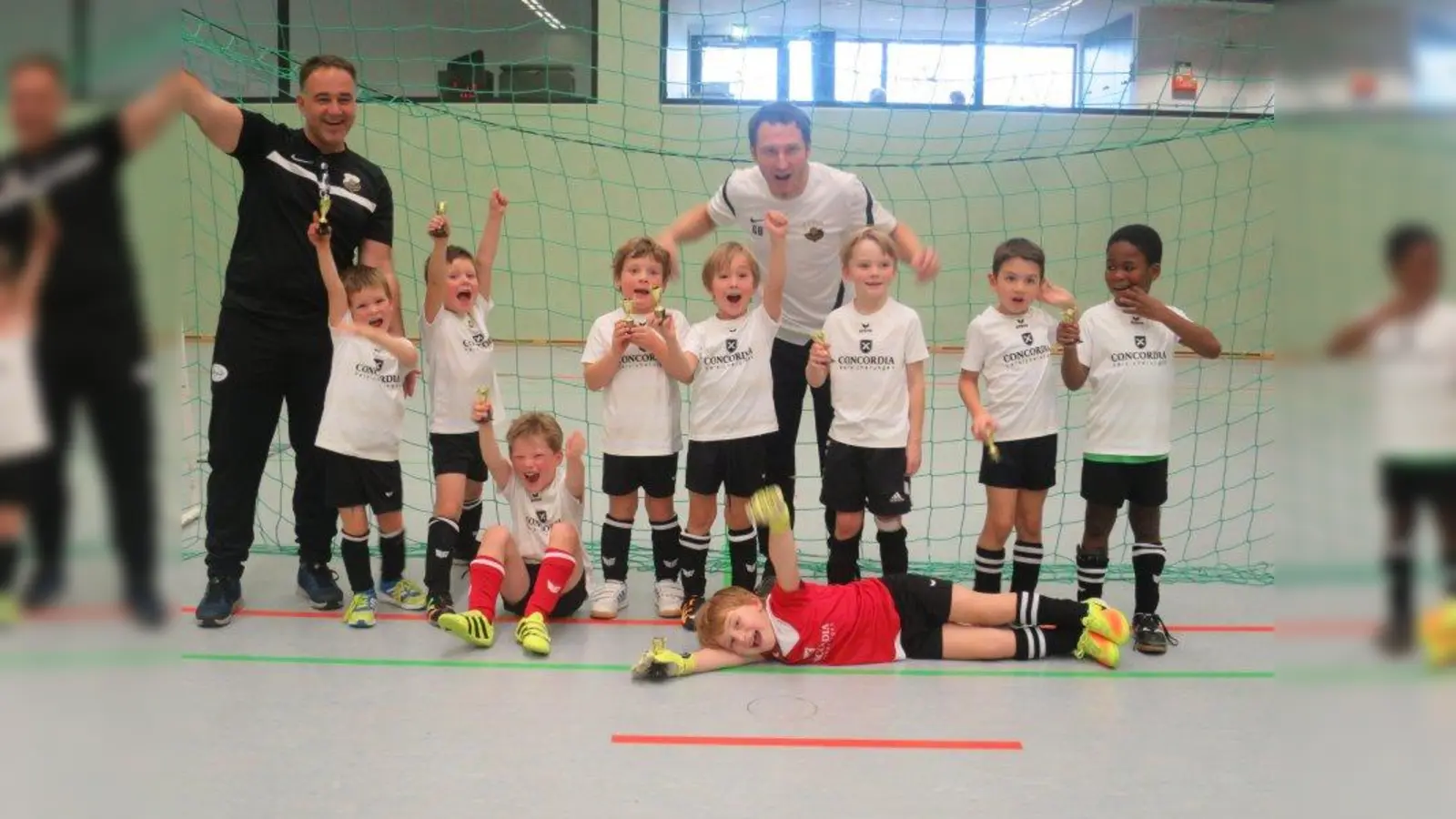 Die erfolgreichen „Bambinis“ des BSC Oberhausen mit Betreuer Christian Huber (links) und Trainer Gerhard Bertl (rechts). (Foto: BSC Oberhausen)