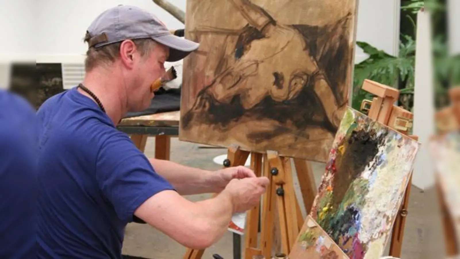 Schritt für Schritt zur Malerei: Künstler Thomas Beecht zeigt, wie es geht.	 (Foto: Margaretha Pawlischek)