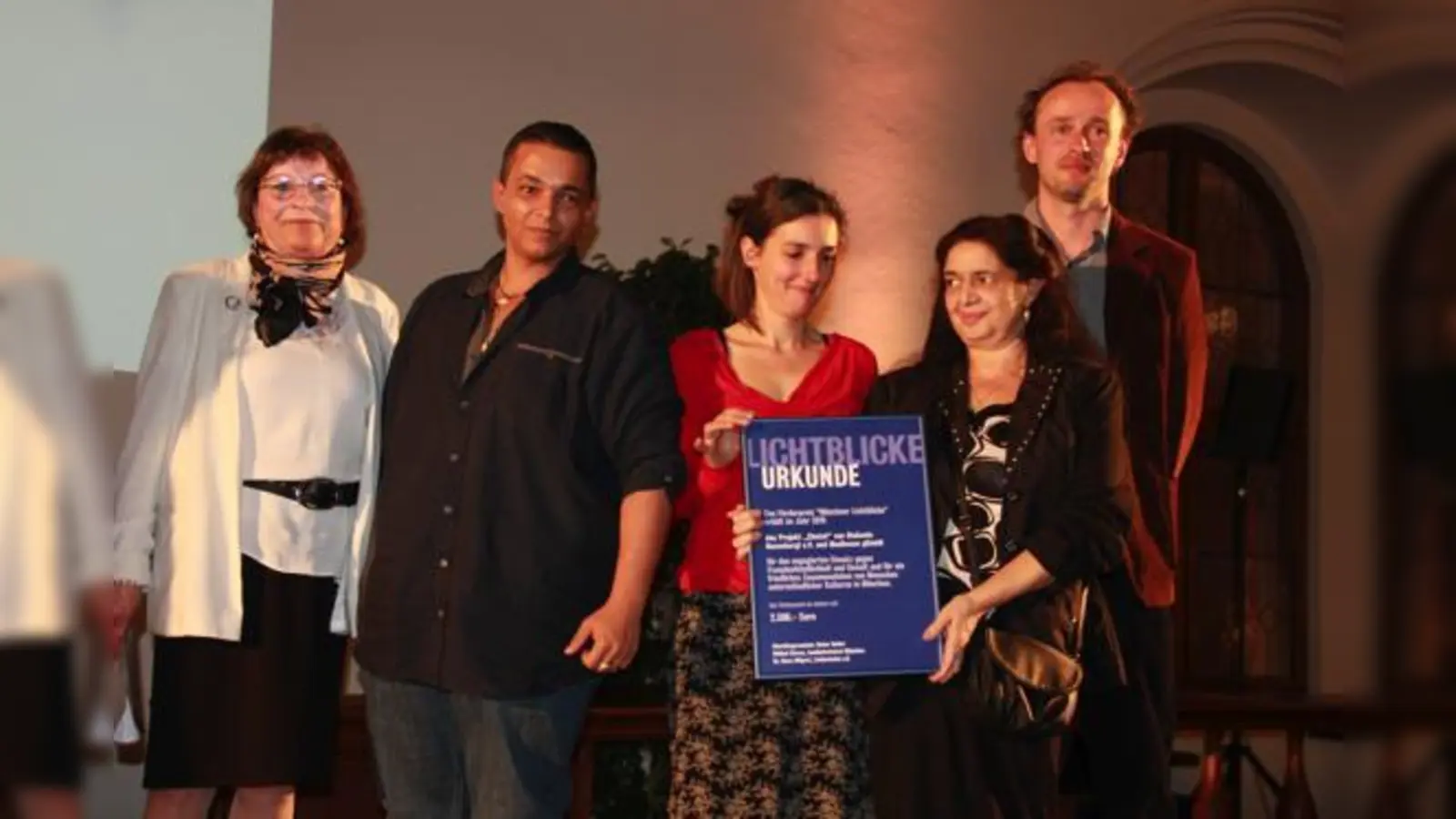 Laudatorin Uta Horstmann, Alexander Adler, Lena Nützel (Koordinierungsstelle Khetni, Madhouse), Natascha Adler und Rainer Burger (Koordinierungsstelle Khetni, Drom Sinti und Roma) bei der Übergabe der Urkunde.	 (Foto: VA)