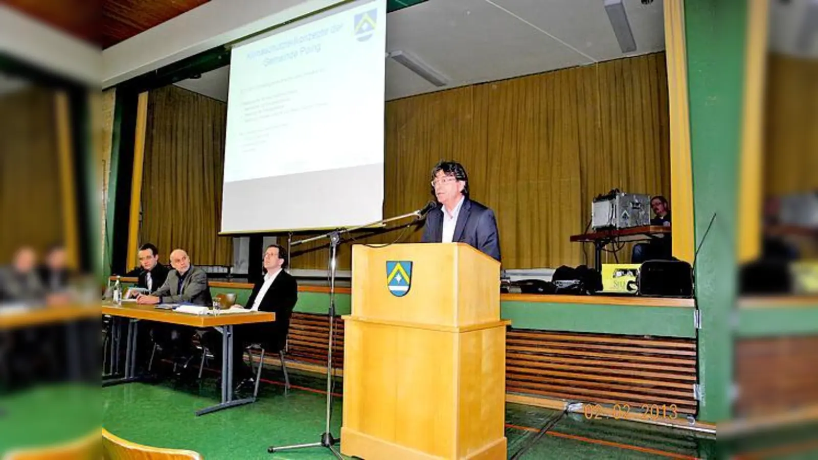 Die Poinger brachten in zwei Workshops ihre Ideen ein. Bei einem übernahm Martin Sailer von B.A.U.M. Consult die Moderation (oben). Bürgermeister Hingerl begrüßte die Bürger (rechts) und nahm auch selbst an einem Workshop teil.  (Foto: Gabriele Heigl)