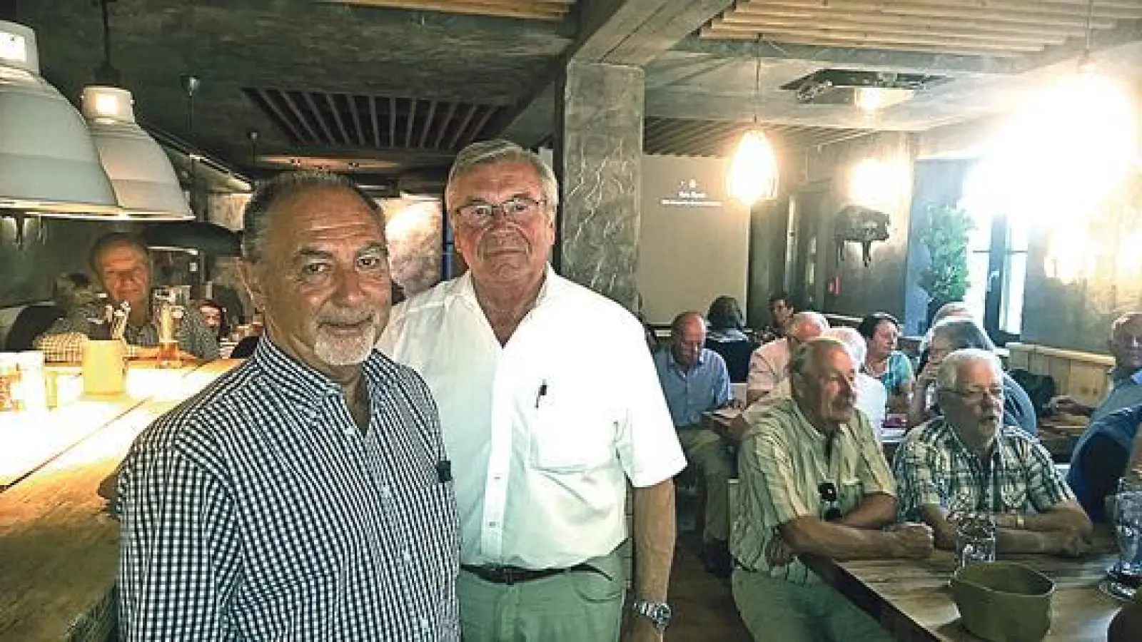 DerBesitzer der Alten Post Karl Müller mit Volker Pietzner, Vorsitzender SEN Vaterstetten (v. li.).	 (Foto: Helmut Großmann)