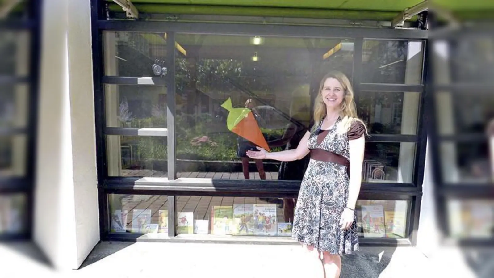 Claudia Bruch präsentiert das passend zum Schulanfang dekorierte Schaufenster der Garchinger Bücherei. Ihre »Zielgruppe«: die Leseanfänger. (Foto: VA)