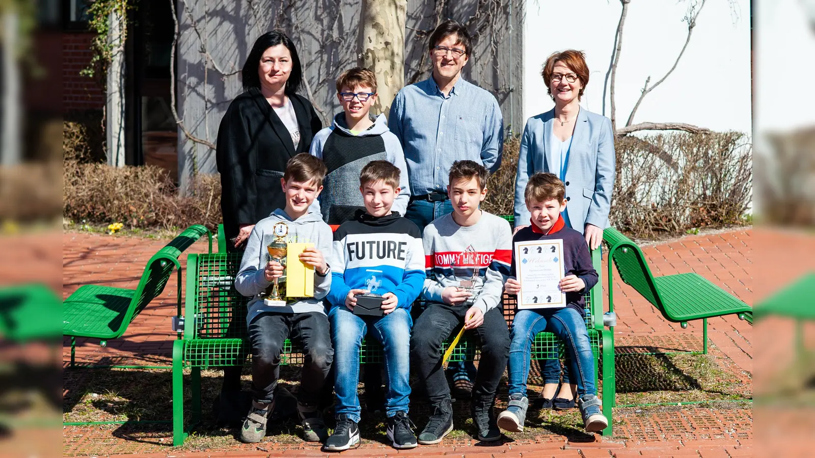 Denis Geist, Michael Vintan, Stelio Russakis und Bruno Di Renzo (vorne, v. li.) holten als Team den dritten Platz. Betreuerin Elena Geist, Andreas Folger, Wolfgang Lanzinger und Schulleiterin Andrea Hafner (v. li.) sind stolz auf ihre jungen Denksportler. (Foto: VA)