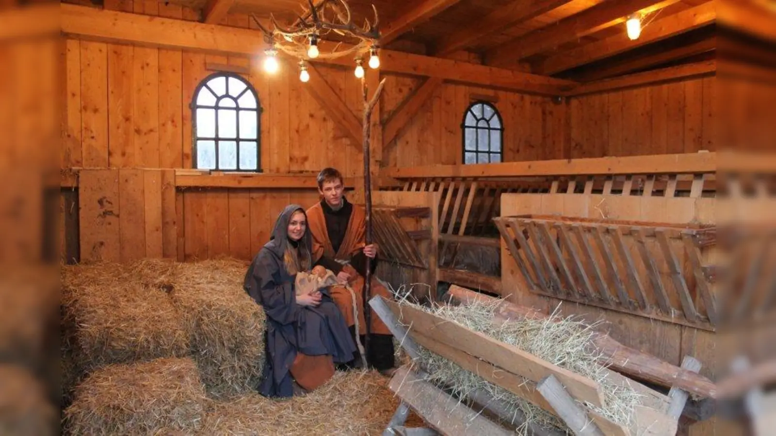 In der lebenden Krippe im Stall bei den Schafen und Eseln wärmen sich Maria und Josef. (Foto: Forst Kasten)