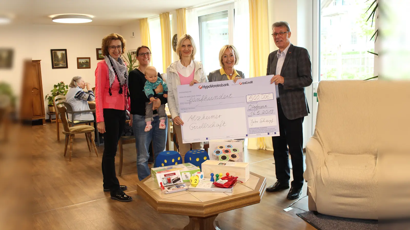 Jutta Reitmeier, Müller Karoline, Dr. Susann Otto-Trgo, Jutta Scharpf bei der Übergabe der Spende an den Vorsitzenden der Alzheimergesellschaft Landkreis München e.V. Jürgen Hoerner (v. l.). (Foto: Lions Club)