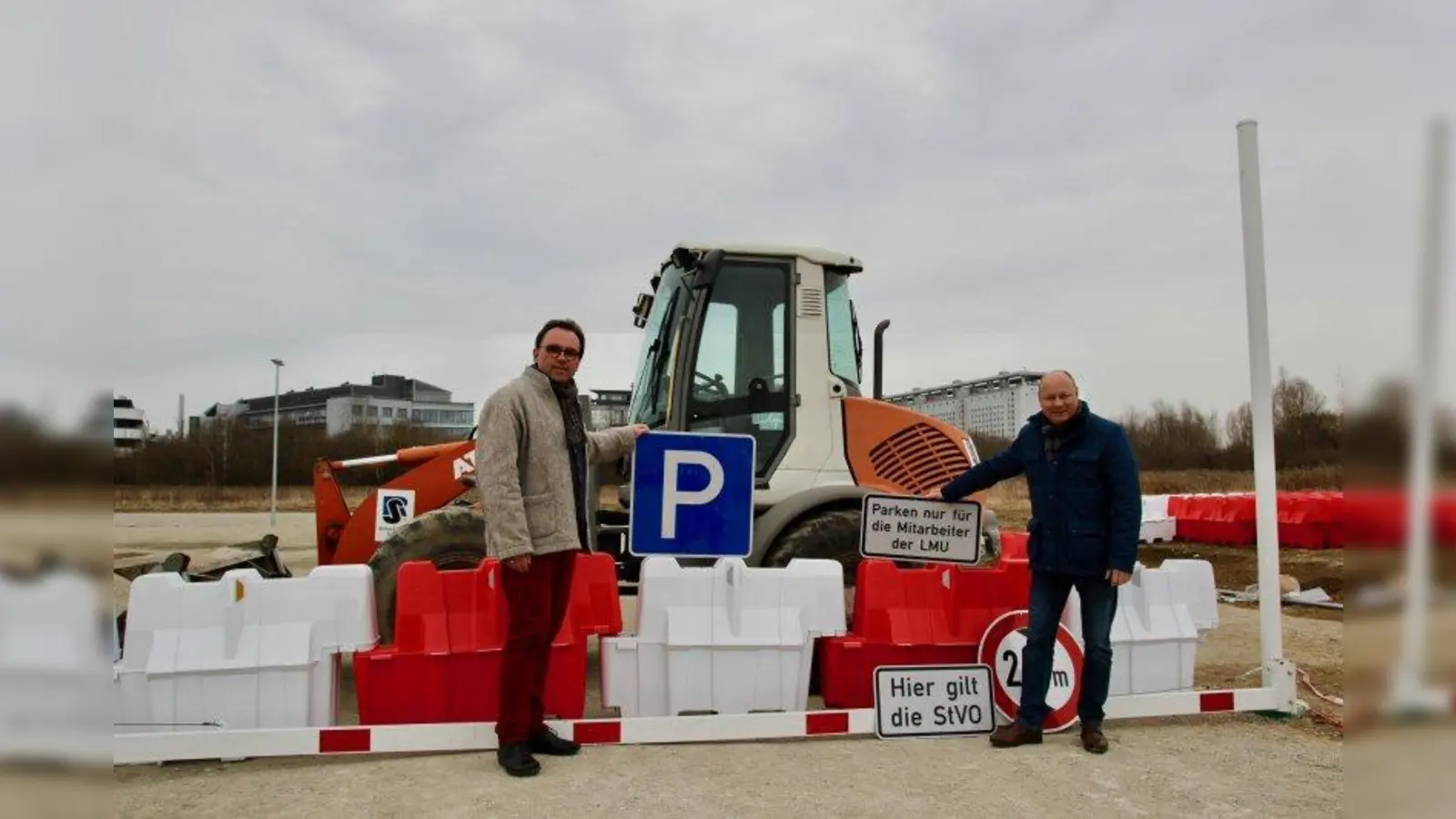 Nahe des IZB in Martinsried beginnen in Kürze die Bauarbeiten am geplanten U-Bahn-Parkplatz. Aus dem Grund wurde der Uni-Parkplatz vorsorglich geschlossen und ein neuer Platz ersatzweise eingerichtet. Gemeinde-Geschäftsleiter Stefan Schaudig und Bürgermeister Hermann Nafziger (von links) am Ersatzparkplatz für Uni-Mitarbeiter. (Foto: us)