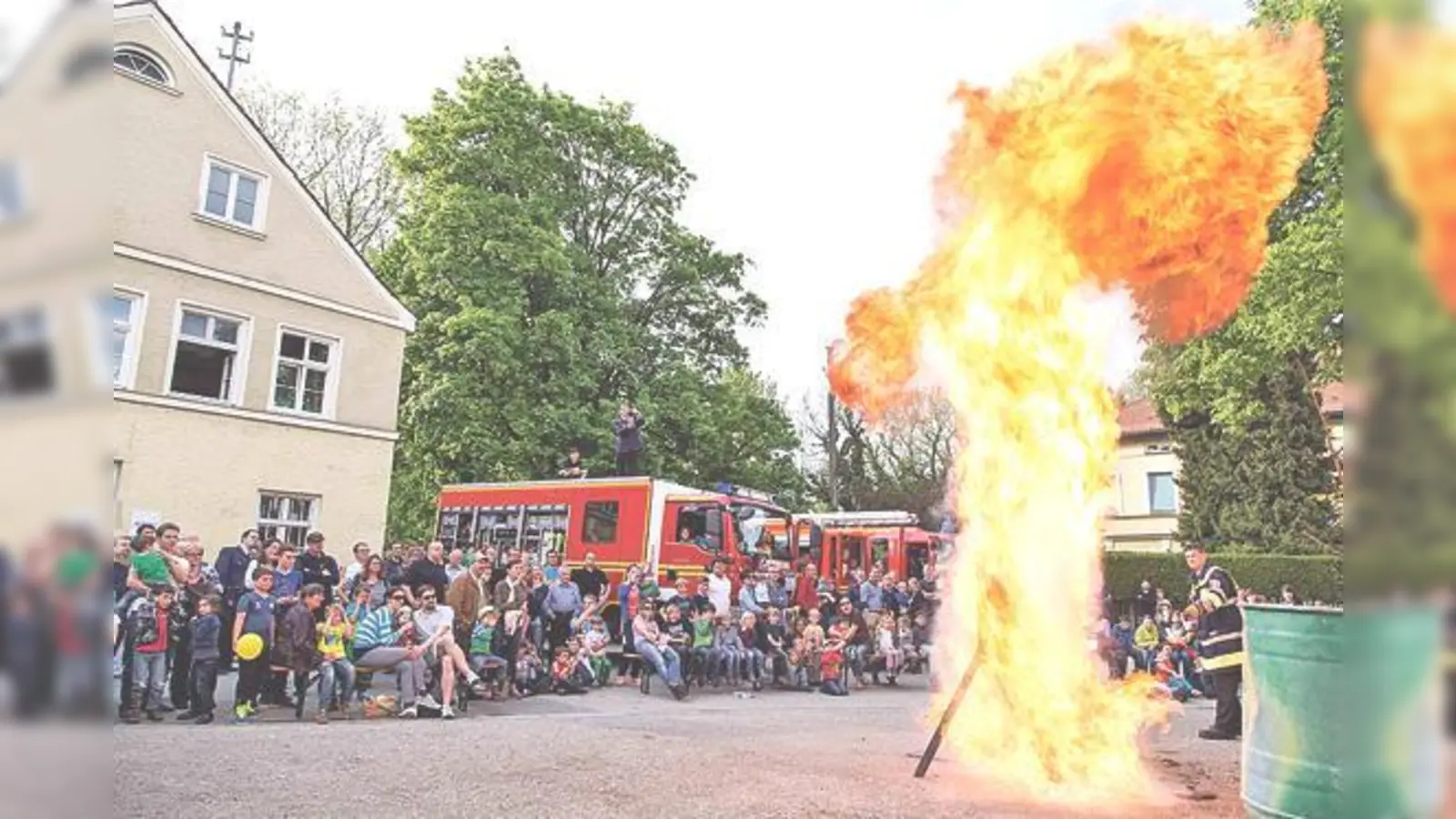 Spektakulär: Die Freiweillige Feuerwehr Oberföhring zeigte eine Fettexplosion.	 (Foto: FFW Oberföhring)