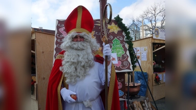 Auch der Nikolaus hat sein Kommen beim Ottobrunner Christkindlmarkt zugesagt. Für Kinder gibt es ein tolles Programm zum Mitmachen. (Foto: hw)