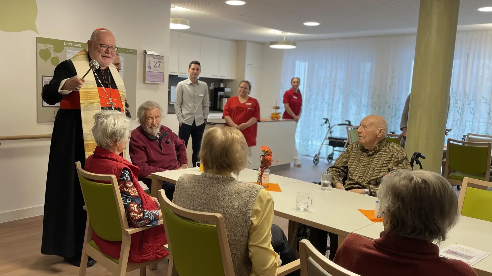 Kardinal Reinhard Marx besucht eine Wohngruppe des Caritas-Alten-und Pflegeheims Don Bosco.  (Foto: pst)
