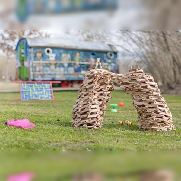 Viel Material hat der Spielbus mit im Gepäck. Ball- und Bewegungsspiele warten auf die Kinder und auch seine Geschicklichkeit kann man unter Beweis stellen. (F.: Benjamin Hilbig)