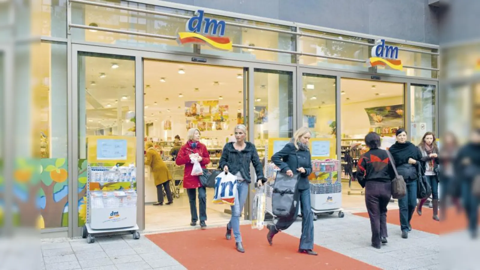 dm liegt beim Kundenmonitor Deutschland 2012 unter den nationalen Anbietern mit der Note 1,93 vor den Wettbewerbern. (Foto: dm)