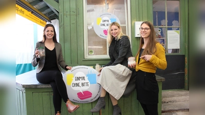 Stehen voll hinter »Einmal ohne, bitte«: Kommunalreferentin Kristina Frank, Umweltreferentin Stephanie Jacobs und Projektleiterin Johanna Koch (v. li.). (Foto: cr)