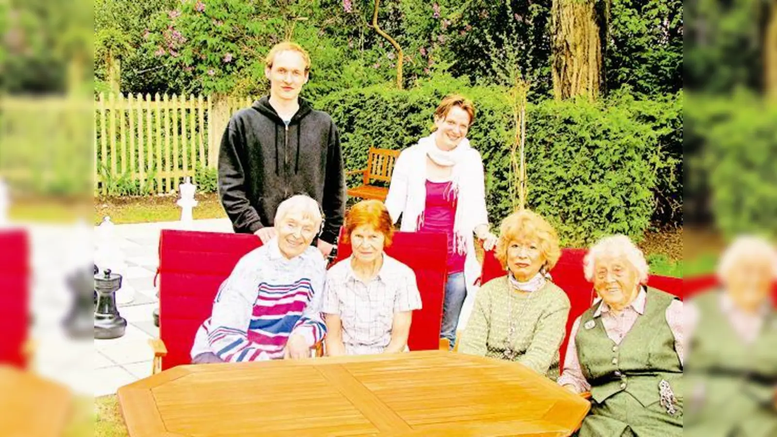 Hier lässt es sich aushalten, meinen Hildegard Schollwöck, Elsbeth Fichter, Myriam Pfister und Maria Ullrich (sitzend v. l.) sowie Zivi Matthias Jochem und Seniorenzentrumsleiterin Kathrin Funke (stehend v. l.). 	 (Foto: Ka)