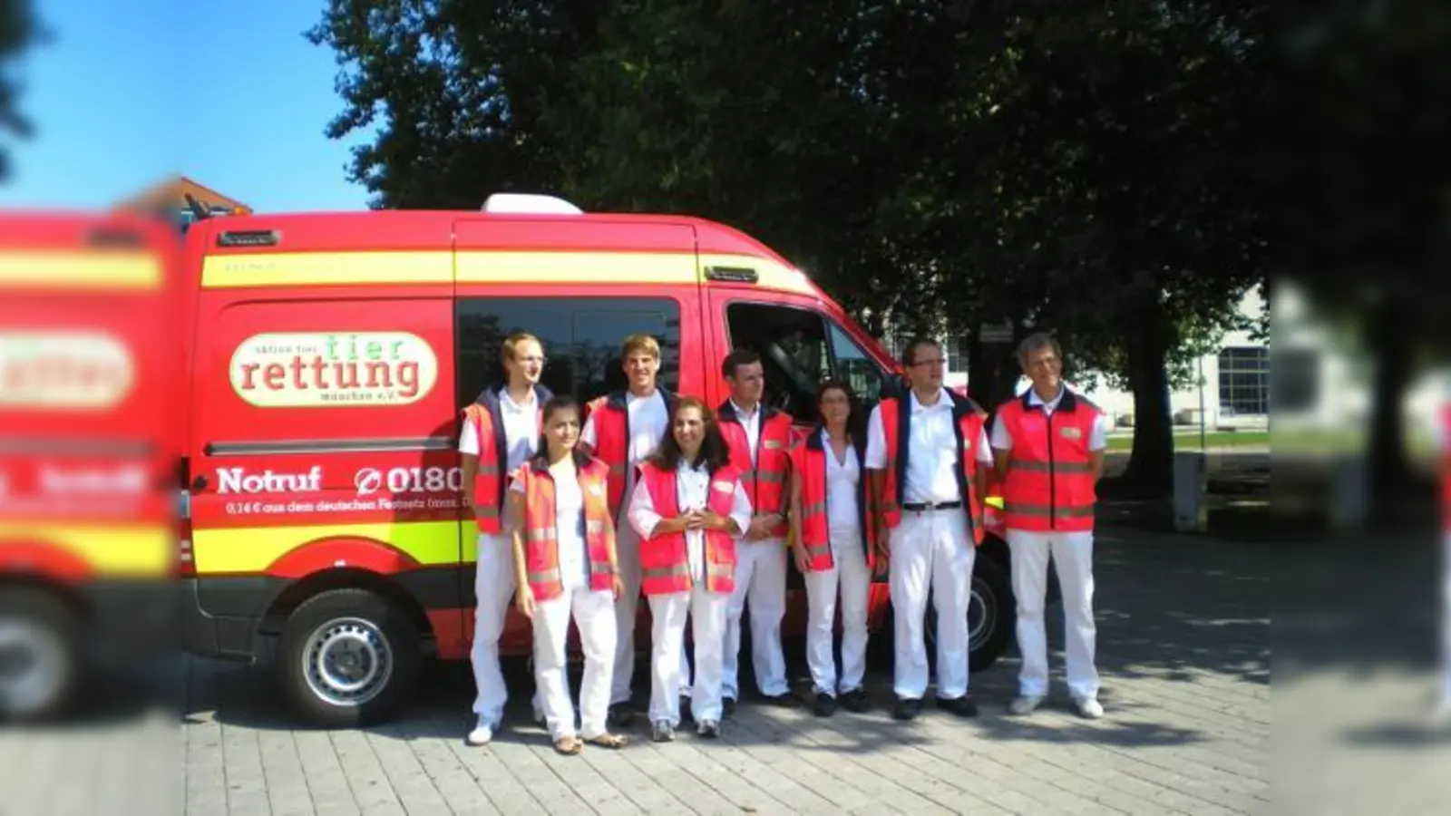 Die Notärzte der Tierrettung vor ihrem neuen Einsatzwagen.  (Foto: aktion tierrettung)