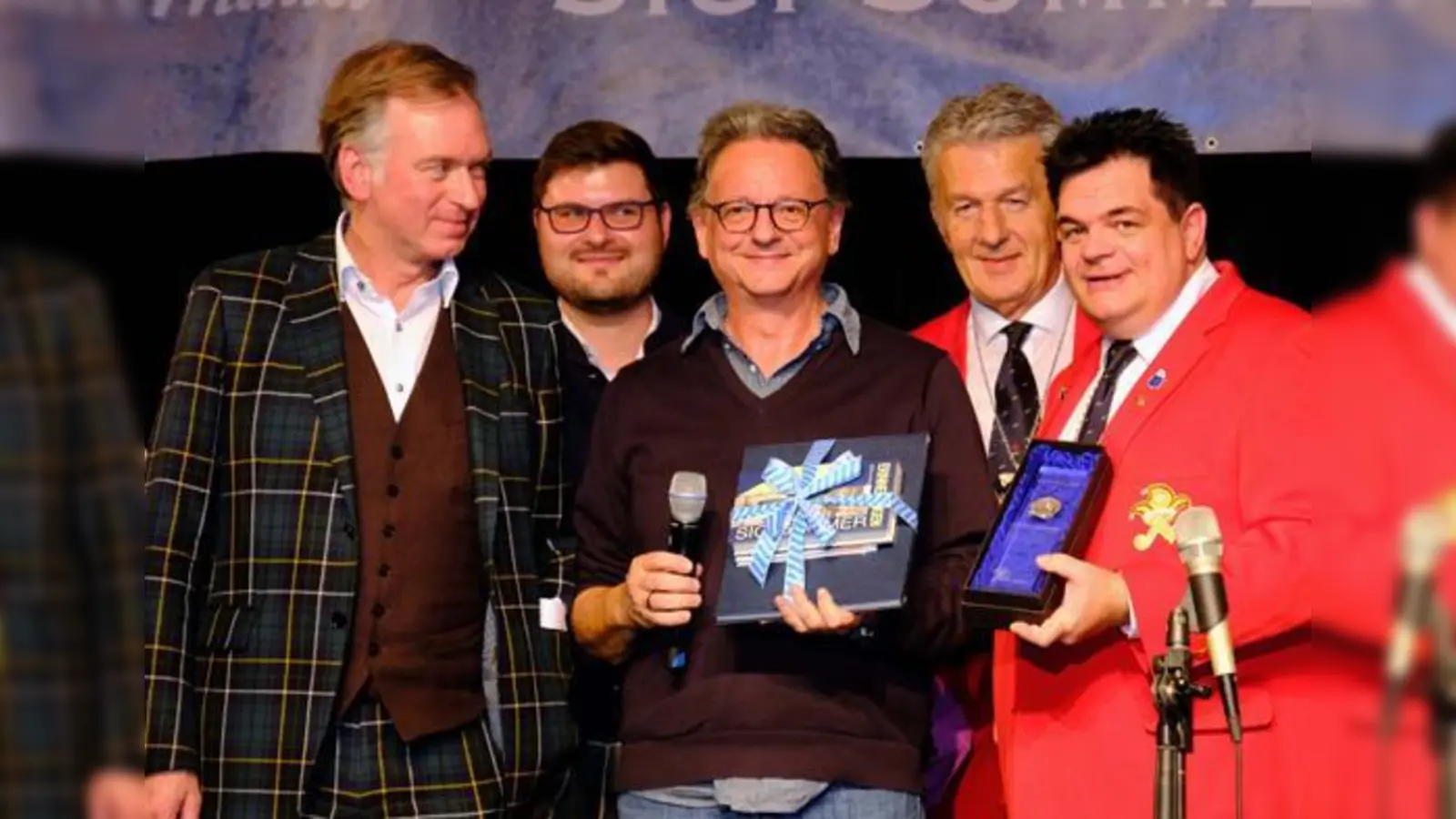 Der Preisträger 2017 Günter Grünwald inmitten guter Gesellschaft: Laudator Christian Springer, Faschingsprinz Sebastian I., Narrhalla-Vizepräsident Günter Malescha und Narrhalla-Präsident Günther Grauer (v. li.).	 (Foto: Robert Bösl)