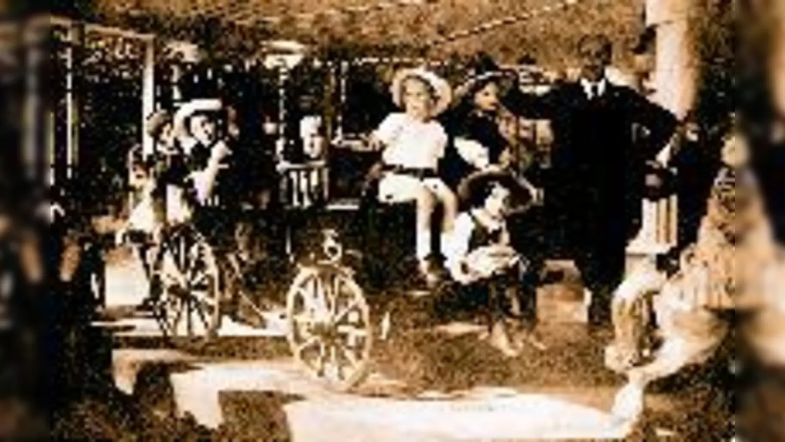 Ob Erbauer August Julier beim Eröffnungstag 1913 geahnt hat, dass Kinder auch heute glühende Backen bekommen, wenn sie in seinem Karussell ihre Runden drehen?	 (Foto: Schlösserverwaltung, Isolde Ohlbaum)